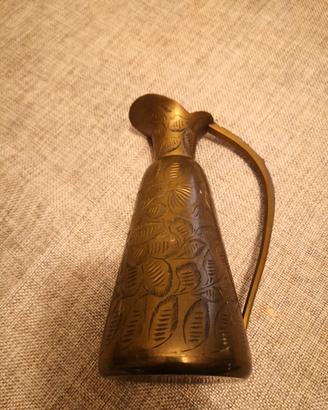 Brocca vaso vintage in ottone inciso a mano 16 cm