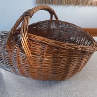 Cesto in vimini intrecciato a mano con manico