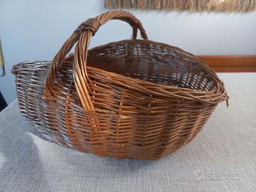 Cesto in vimini intrecciato a mano con manico