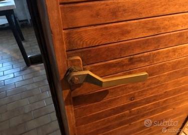 Vecchia porta in legno da cella frigo salumeria