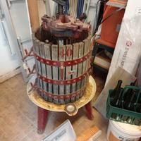 contenitori vino tini e torchio