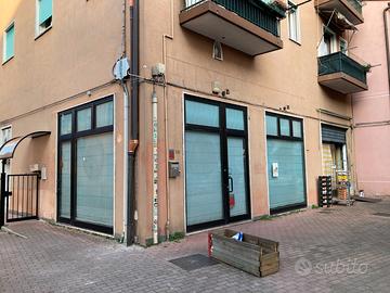 Negozio con 3 vetrine ad angolo