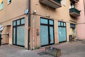 Negozio con 3 vetrine ad angolo