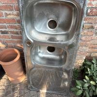 Lavello a 2 vasche in acciaio con gocciolatoio