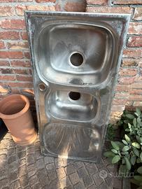 Lavello a 2 vasche in acciaio con gocciolatoio