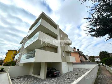ATTICO CON DUE TERRAZZI, GIARDINO PENSILE E BOX