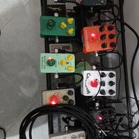 9 Pedali chitarra  più cavi e alimentatori  Daddar