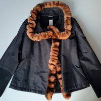 Giacca nera con collo in pelliccia 