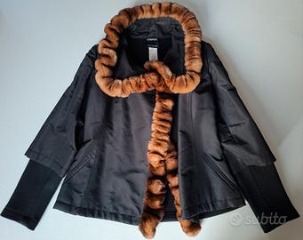 Giacca nera con collo in pelliccia 