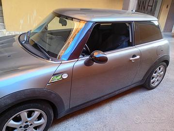 La MINI Cooper sport è un'auto compatta a 3 porte