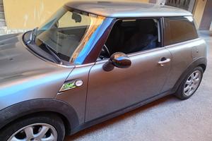 La MINI Cooper sport è un'auto compatta a 3 porte