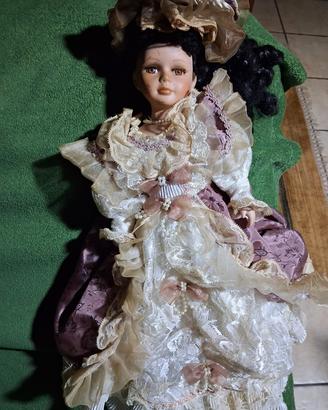 bambola di porcellana guardare piedi