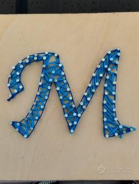Quadretto String Art - Lettera "M" fatta a mano