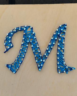 Quadretto String Art - Lettera "M" fatta a mano