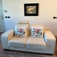 2 Divani in Pelle Bianca (2 posti + 3 posti)