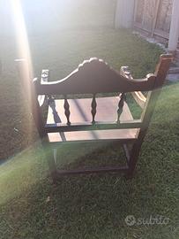 sedia da arredamento e cassettiera