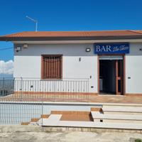 Locale ristrutturato adibito a bar attrezzato