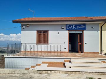 Locale ristrutturato adibito a bar attrezzato