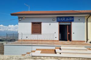 Locale ristrutturato adibito a bar attrezzato