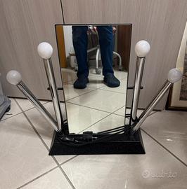 Specchio da toilette disegnato da Anna Anselmi  80