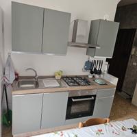 Cucina completa di lavello, forno, piano cottura e