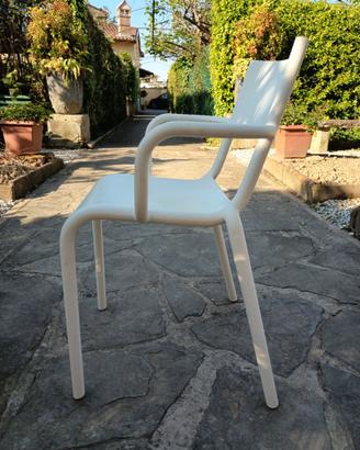 NR. 3 SEDIA GENERIC A KARTELL Philippe Stark