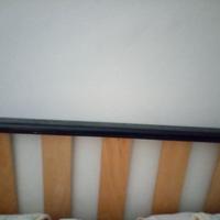 Base di letto singolo in legno con rotelle e rete