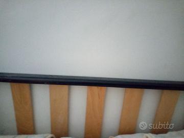 Base di letto singolo in legno con rotelle e rete