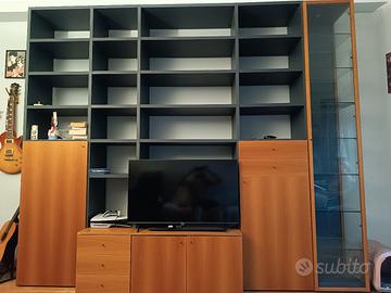 libreria in vero legno con colonna  vetrata