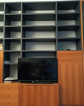 libreria in vero legno con colonna  vetrata
