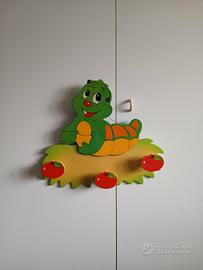 Appendiabiti da parete per bambini.