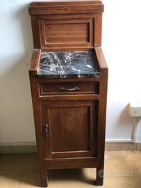 N. 1 antico comodino con piano in Alabastro