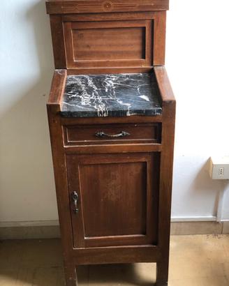 N. 1 antico comodino con piano in Alabastro