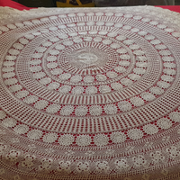 Copritavolo e centrini ad uncinetto o ricamati