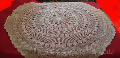 Copritavolo e centrini ad uncinetto o ricamati