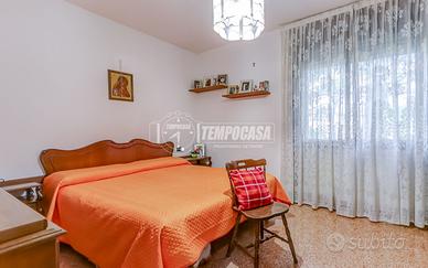 TRILOCALE AL PIANO RIALZATO CON BOX, BASSE SPESE D