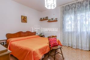 TRILOCALE AL PIANO RIALZATO CON BOX, BASSE SPESE D