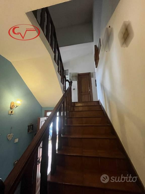 Appartamento di 130 m² con 5 locali e box auto a L - Altro