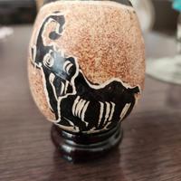 Uova in pietra con incisioni