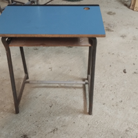 Vecchi banchi scuola con sedie