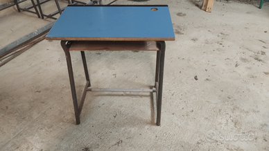 Vecchi banchi scuola con sedie