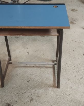 Vecchi banchi scuola con sedie