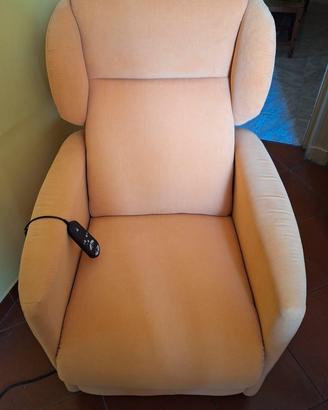 POLTRONA ELETTRICA SANATEX ALZAPERSONA COME NUOVA