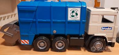 Camion spazzatura grande Bruder + bidone