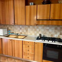 Cucina con elettrodomestici