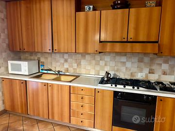 Cucina con elettrodomestici