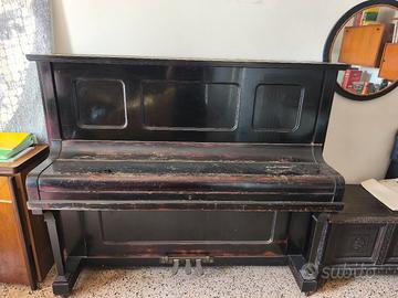pianoforte e macchina da cucire 