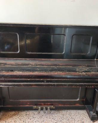 pianoforte e macchina da cucire 