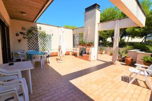 Soluzione esclusiva a soli 100 metri dal mare, con