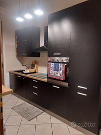 Cucina intera Indesit (nera) con elettrodomestici